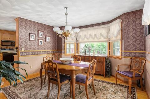 72 Castleton Dr, Cranston, RI 02921 photo 3