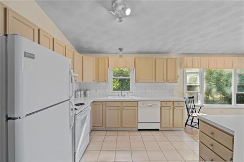 60 Lillian Ct, Warwick, RI 02886 photo 6
