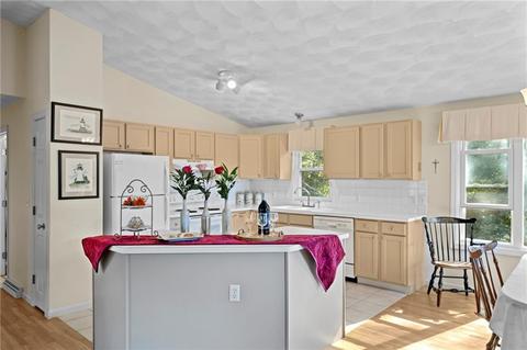60 Lillian Ct, Warwick, RI 02886 photo 4