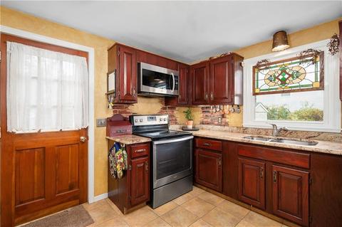 55 Marian Ln, Woonsocket, RI 02895 photo 4
