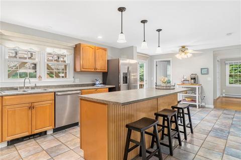 2 Prudence Ln, Warren, RI 02885 photo 3