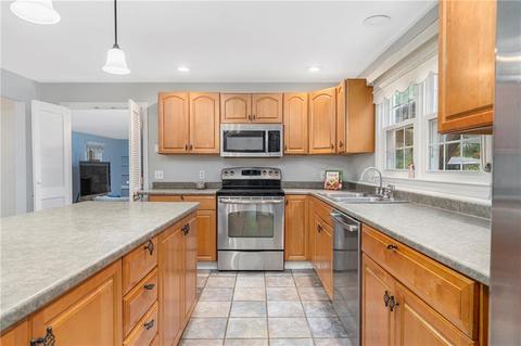 2 Prudence Ln, Warren, RI 02885 photo 5
