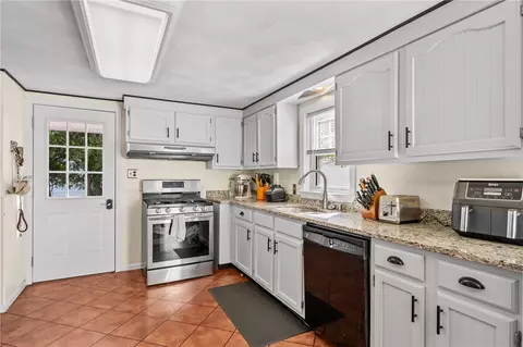 32 Cavalcade Blvd, Warwick, RI 02889 photo 18
