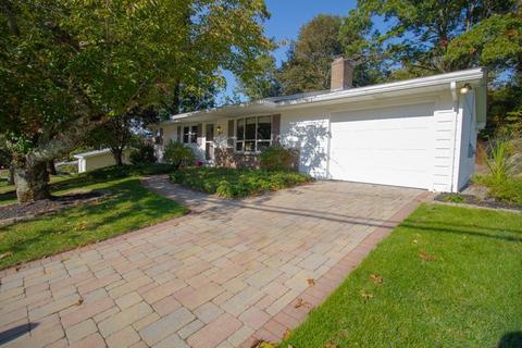 69 Forestdale Dr, Cumberland, RI 02864 photo 2