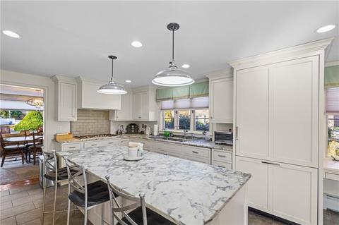 126 Coldbrook Rd, Warwick, RI 02888 photo 3