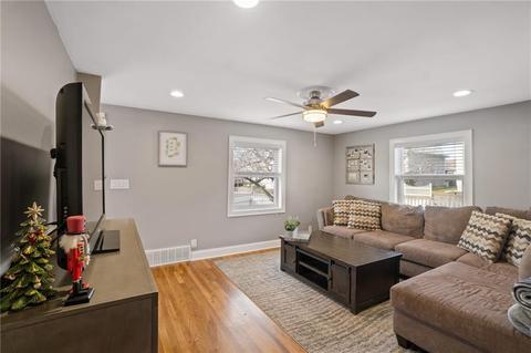 8 Cleveland St, Woonsocket, RI 02895 photo 9