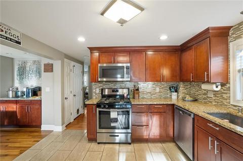 8 Cleveland St, Woonsocket, RI 02895 photo 3