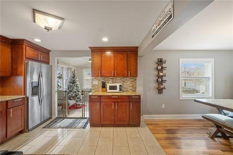 8 Cleveland St, Woonsocket, RI 02895 photo 4