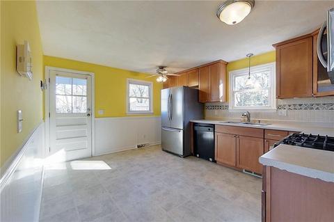 33 Ridgeway Dr, Warren, RI 02885 photo 4