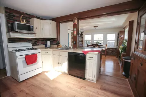 32 Barber Ave, Warwick, RI 02886 photo 4