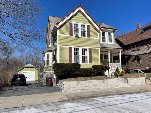 39 Bernice Ave, Woonsocket, RI 02895 photo 2