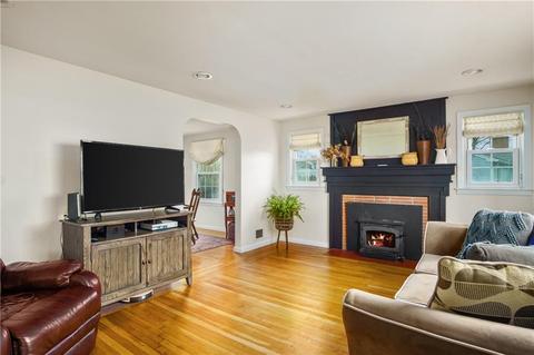 95 Dedham Rd, Warwick, RI 02888 photo 4