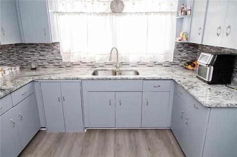 39 Warwick Rd, Pawtucket, RI 02861 photo 6