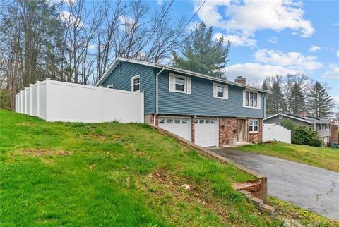 135 Bluestone Dr, Woonsocket, RI 02895 photo 4