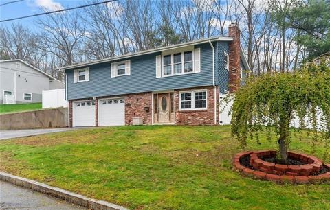 135 Bluestone Dr, Woonsocket, RI 02895 photo 3