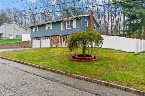 135 Bluestone Dr, Woonsocket, RI 02895 photo 2