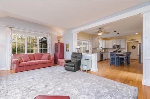 27 Sycamore Ln, Saunderstown, RI 02874 photo 9