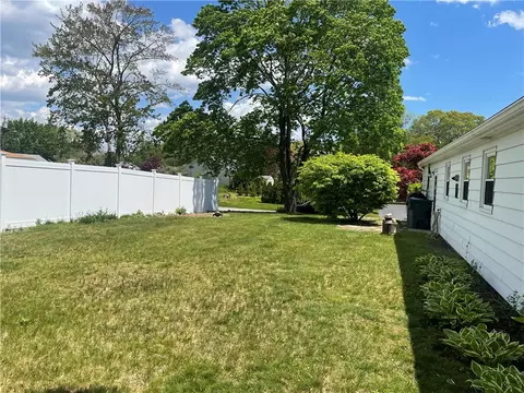 195 Wethersfield Dr, Warwick, RI 02886 photo 2