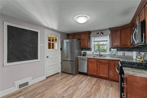 94 Brunswick Dr, Warwick, RI 02886 photo 3