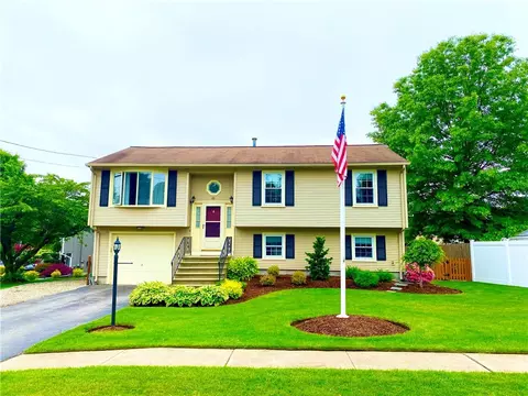 25 Eastgate Dr, Warwick, RI 02886 photo 2