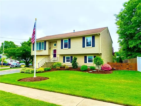 25 Eastgate Dr, Warwick, RI 02886 photo 1