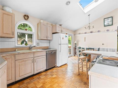 15 Colonial Dr, Warren, RI 02885 photo 2