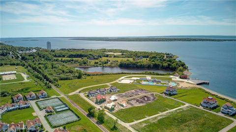 195 Harbor Drive Dr, Portsmouth, RI 02871