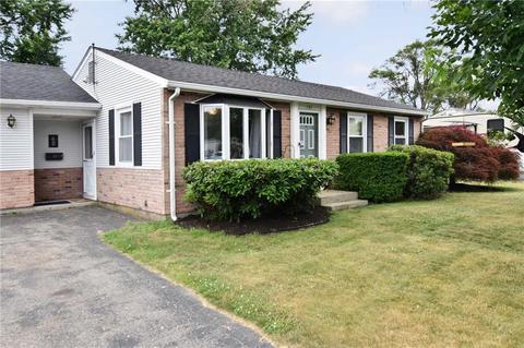 141 Stoneham Dr, Woonsocket, RI 02895 photo 3