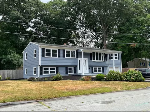 106 Oberlin Dr, Warwick, RI 02886 photo 2