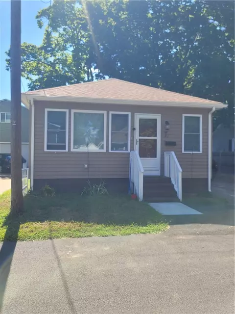 42 Fuller St, Warwick, RI 02889 photo 1