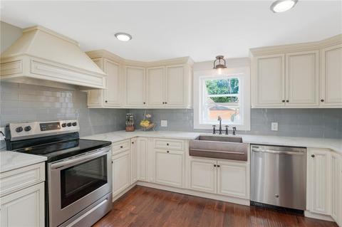 87 Brewster Dr, Warwick, RI 02889 photo 4