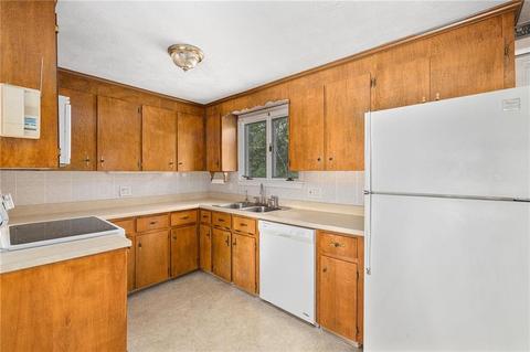 49 Ruth St, Woonsocket, RI 02895 photo 6