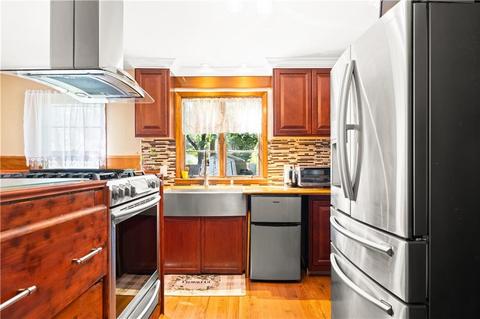 37 Buttonwoods Ave, Warwick, RI 02886 photo 4