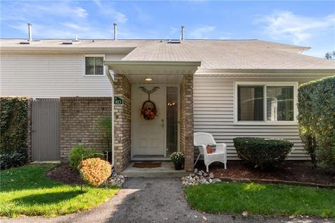 813 Williamsburg Cir, Warwick, RI 02886 photo 2
