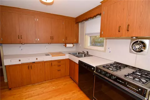 31 Bourbon Pl, Warwick, RI 02888 photo 5