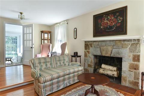 8 Friendly Dr, Warwick, RI 02888 photo 5
