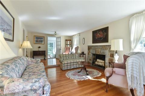 8 Friendly Dr, Warwick, RI 02888 photo 4