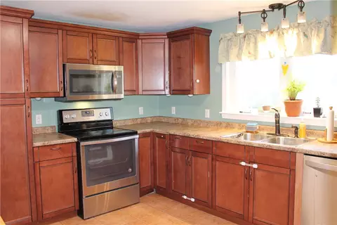 61 Madeleine Ave, Woonsocket, RI 02895 photo 8