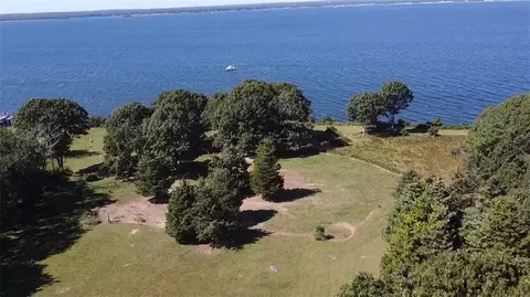 1261 N Main Rd, Jamestown, RI 02835