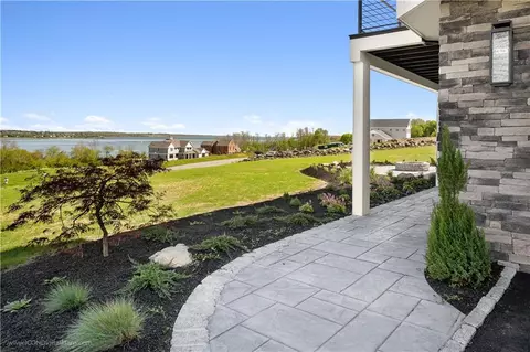 423 Vanderbilt Ln, Portsmouth, RI 02871