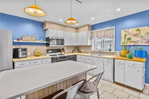 26 Dyer St, Warren, RI 02885 photo 4