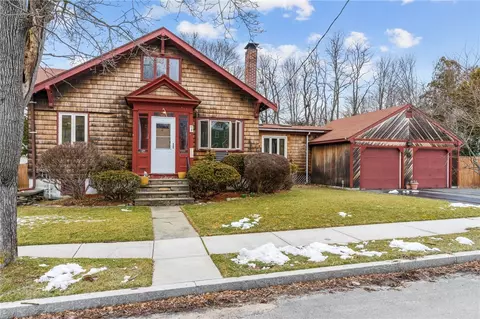 26 Dyer St, Warren, RI 02885 photo 2