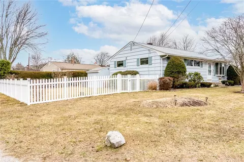 25 Cactus St, Warwick, RI 02886 photo 5