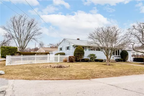 25 Cactus St, Warwick, RI 02886 photo 4