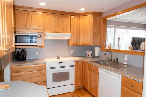 25 Cactus St, Warwick, RI 02886 photo 10