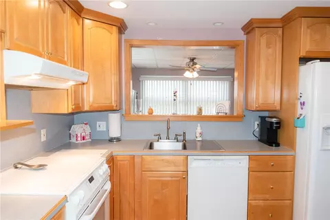 25 Cactus St, Warwick, RI 02886 photo 7