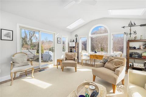 3 Circle Dr, Middletown, RI 02842 photo 4