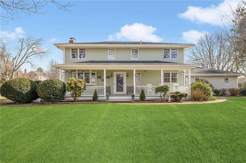 3 Circle Dr, Middletown, RI 02842 photo 1