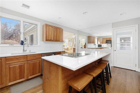 3 Circle Dr, Middletown, RI 02842 photo 9