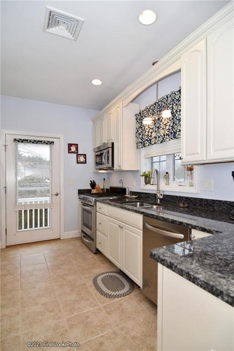 4 Jarod Ct, Coventry, RI 02816 photo 2